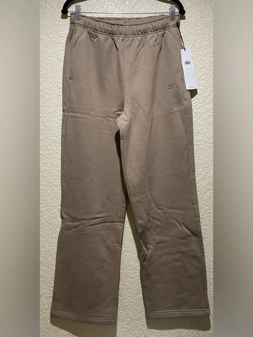 ALO Yoga NWT Accolade Straight Leg Sweatpants Gravel Size M